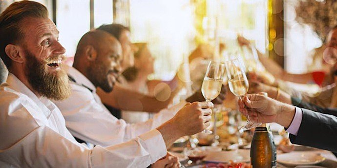 Aseguramos una transición impecable del brindis a la celebración.