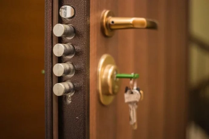 Cerrajería profesional: la improvisación sale cara. Confíe en el diagnóstico experto de Cerrajeros Técnicos Barcelona.
