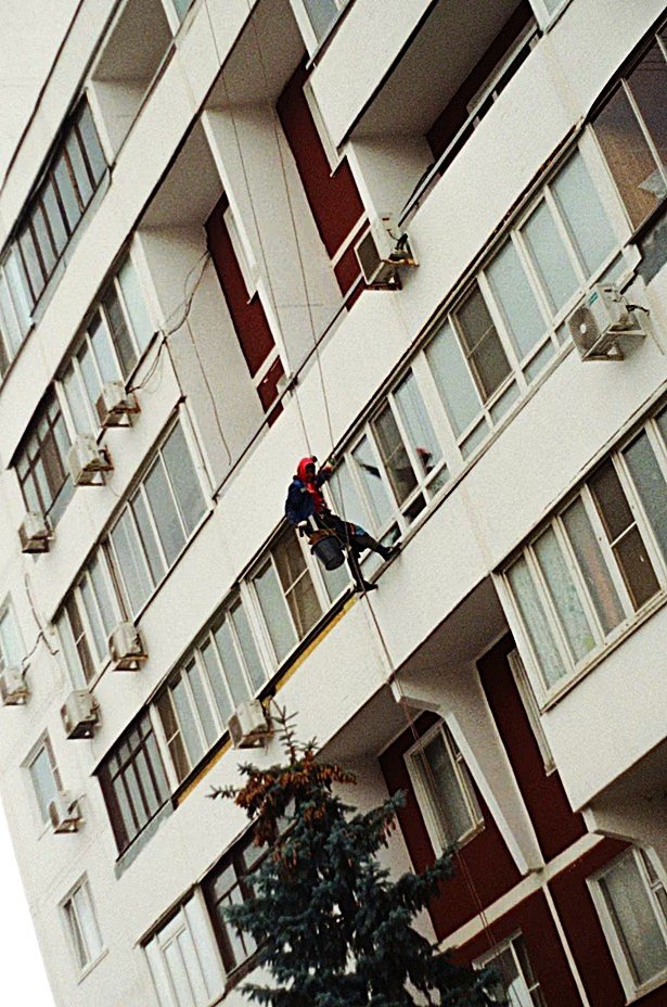 Operario de trabajos verticales de Europa 9 realizando una intervención técnica en la fachada de un edificio.