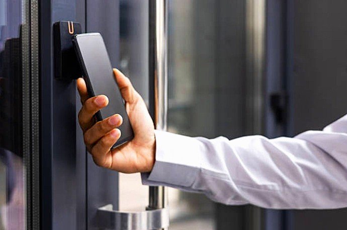 Uso de smartphone para apertura remota de puerta con cerradura inteligente sin contacto en Sabadell.