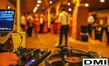 Del Banquete al Baile: La Transición Musical en Cenas de Empresa por Discotecas Móviles Innovagroup