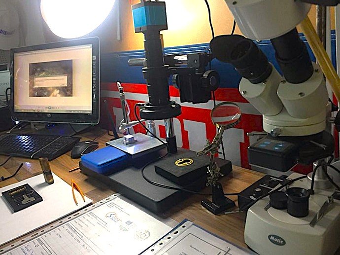 Laboratorio de cerrajería forense de Carlos Sicilia I Salvador equipado con microscopios de precisión y sistemas digitales para el análisis criminalístico de trazas en cerraduras manipuladas.