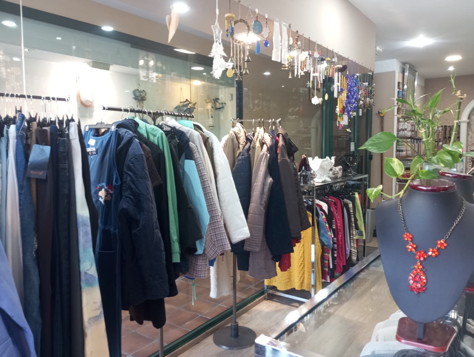 Ropa vintage y de ocasión, accesorios a precios outlet en España