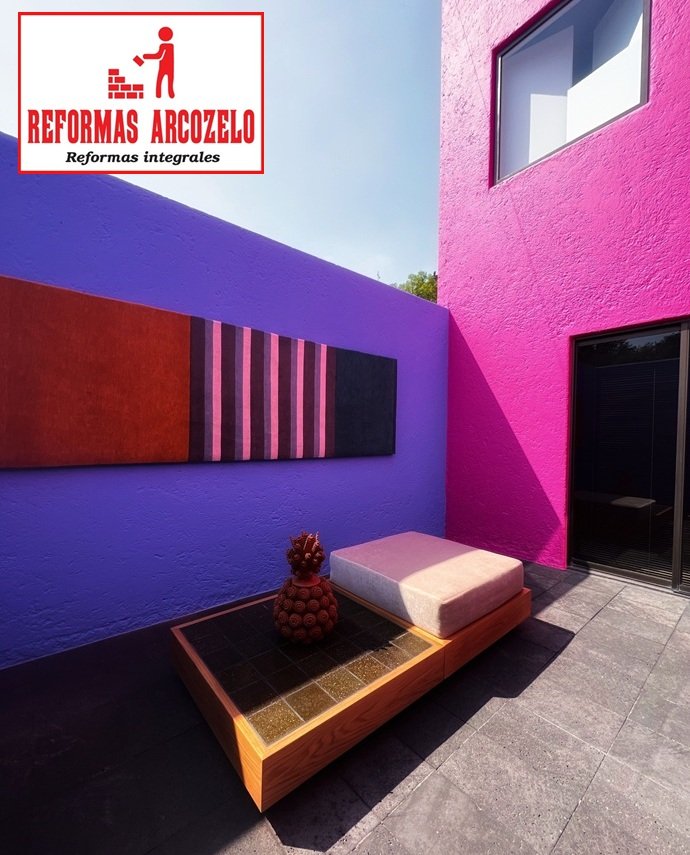 Reformas Arcozelo: Pavimentado Técnico y Colorimetría en Patios de Barcelona
